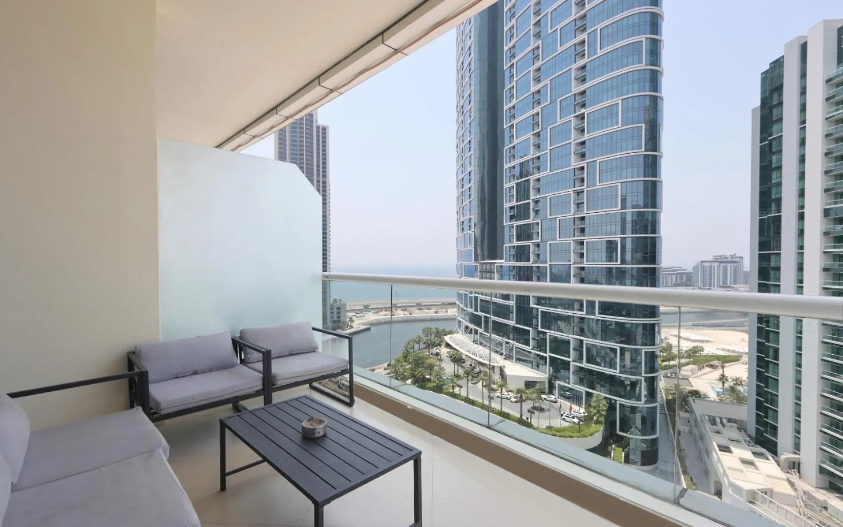 Livbnb - Captivating 1B W Partial Sea View, Marina location