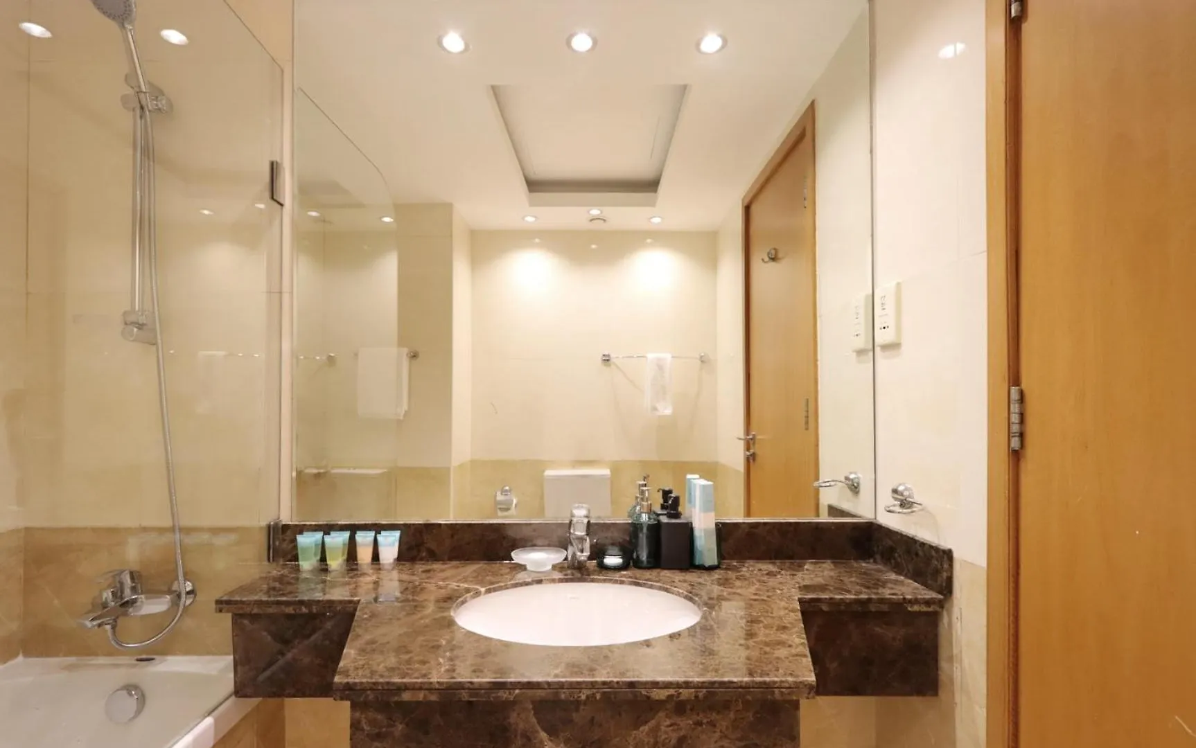 Livbnb - Captivating 1B W Partial Sea View, Marina Dubai